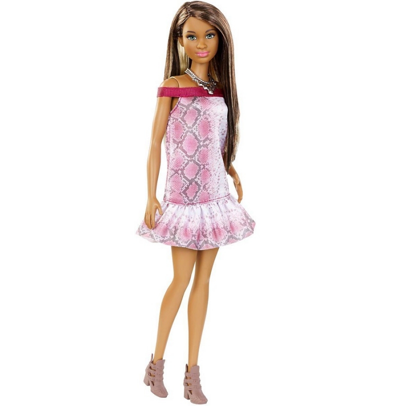Getinte barbie in roze jurk